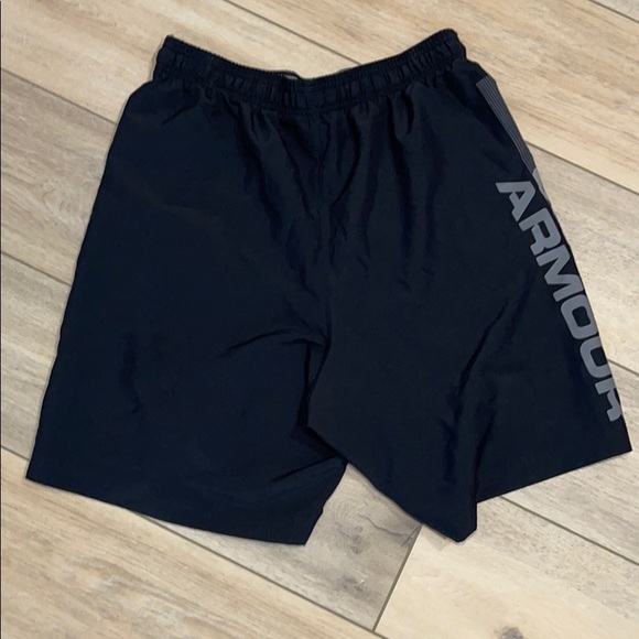 Under Armour Men’s Medium Shorts - Picture 2 of 4